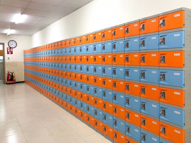 Tủ Locker Nhà Máy 7 Nhân viên sử dụng tủ locker trong nhà máy